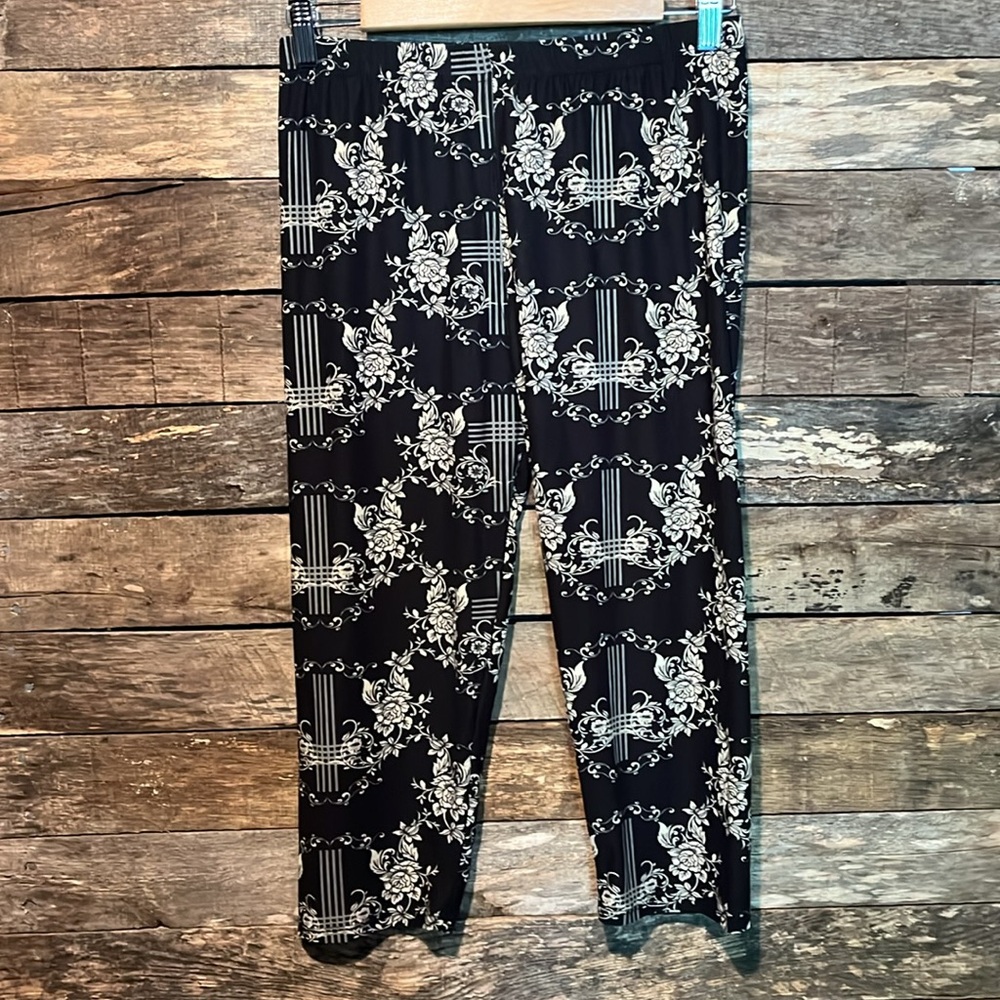 ➕💰BOGO FREE Ladies’ Patterned CropSuper Soft Leggings - Picture 2 of 5